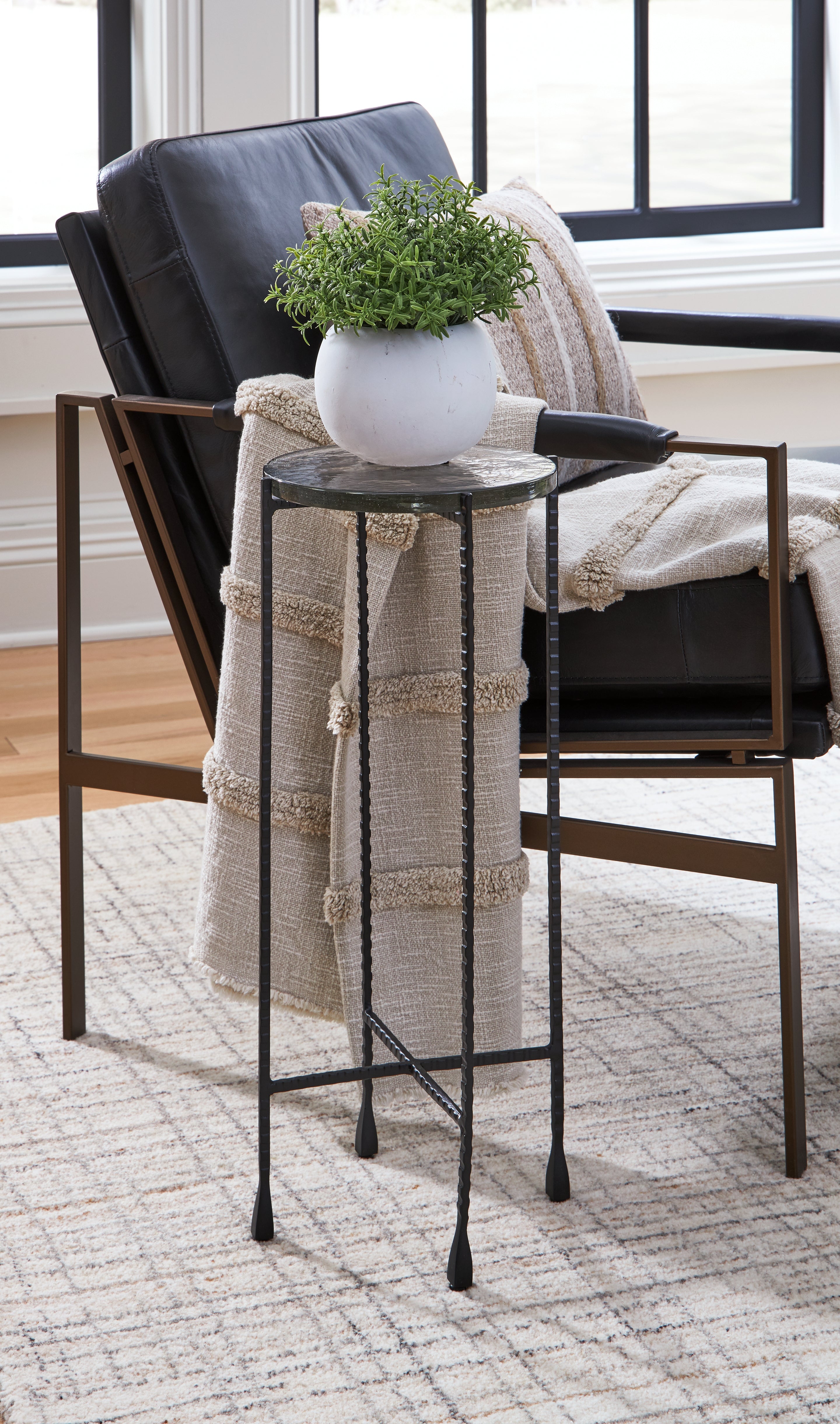 Sectionals for Less - Ashley Furniture - Newgoren Accent Table - Accent Table / Clear/Black - A4000631