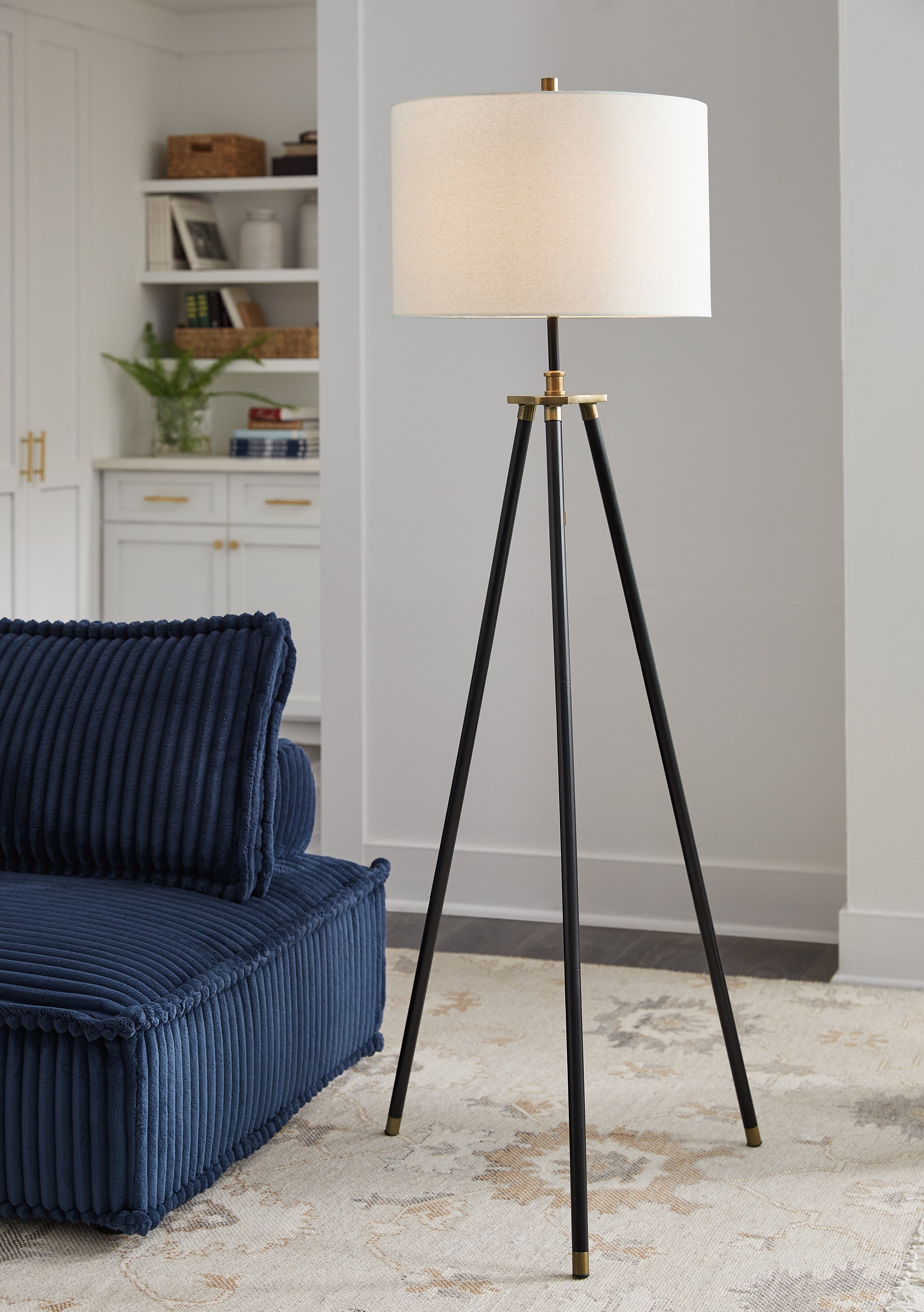 Sectionals for Less - Ashley Furniture - Cashner Lighting - Metal Floor Lamp (1/CN) / Black/Gold Finish - L206101