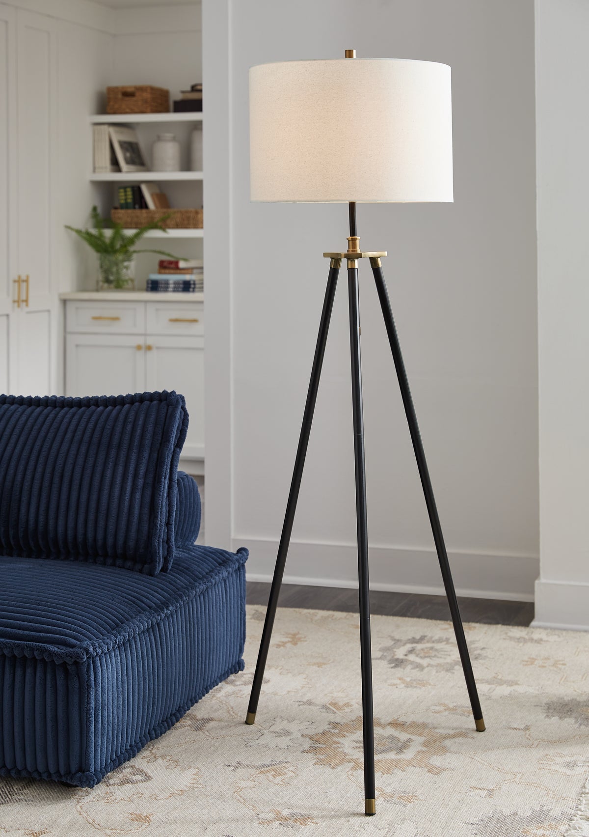 Sectionals for Less - Ashley Furniture - Cashner Lighting - Metal Floor Lamp (1/CN) / Black/Gold Finish - L206101